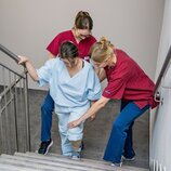 Physiotherapie - Gehübungen mit Patientin