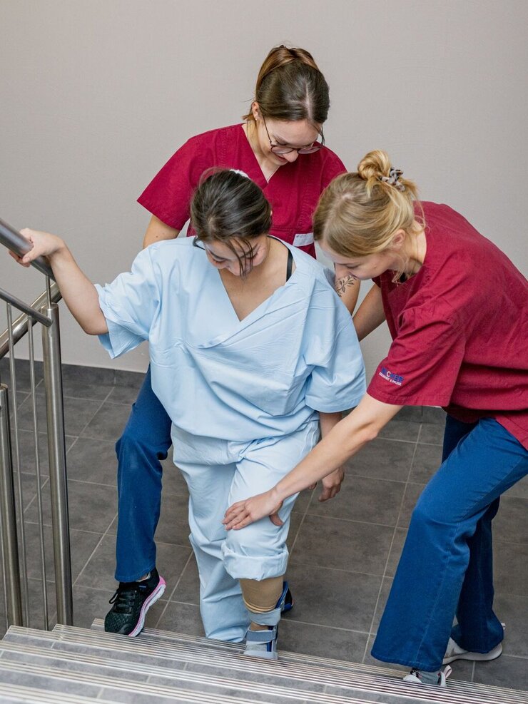 Physiotherapie - Gehübungen mit Patientin