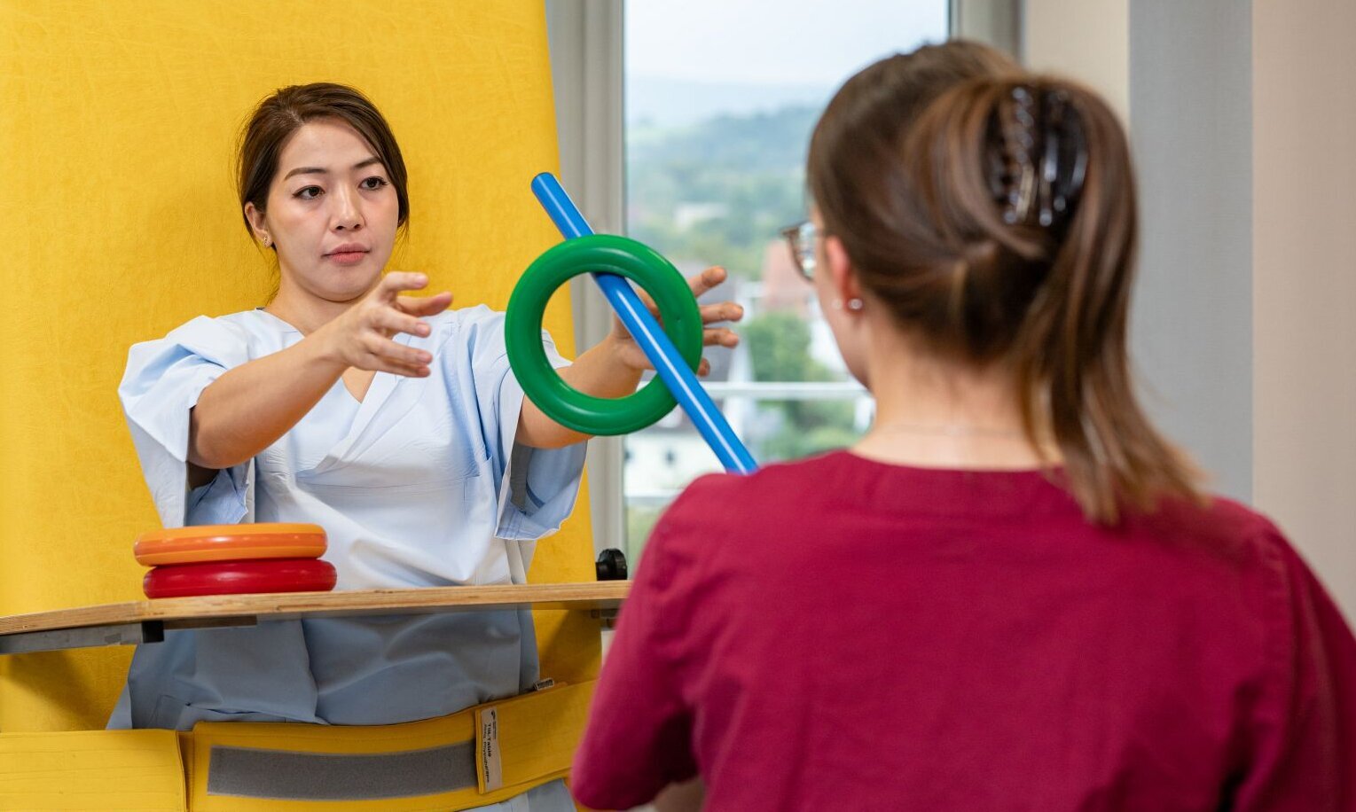 Physiotherapie - Gleichgewichtsübung mit Tilt-Table