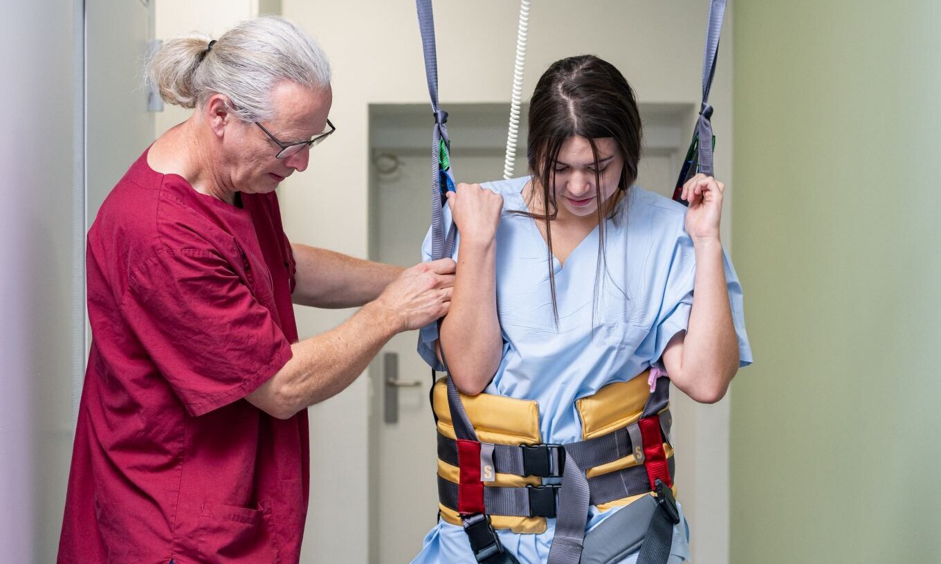 Physiotherapie - Gehübungen mit Patientin