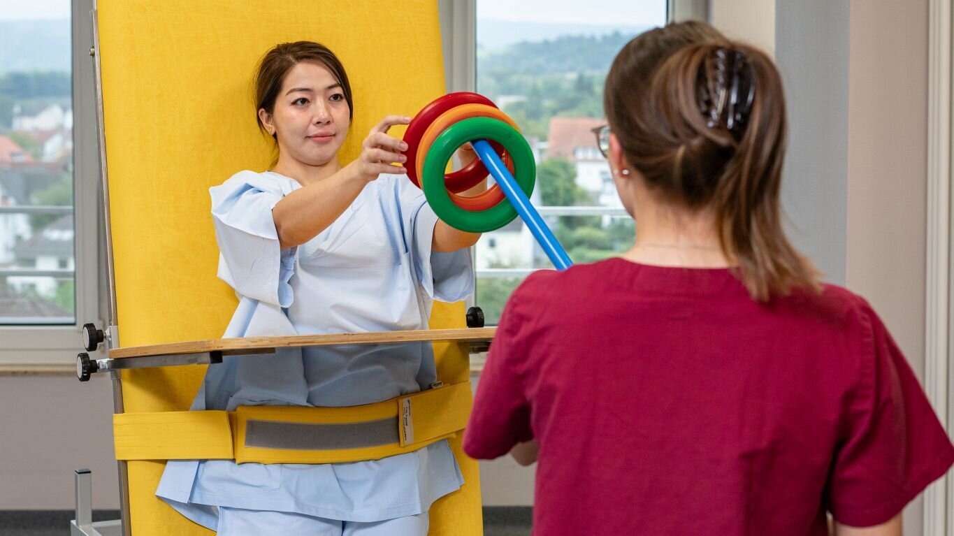 Physiotherapie - Gleichgewichtsübung mit Tilt-Table