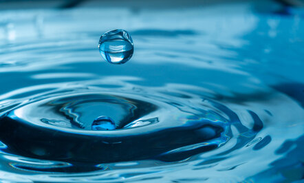 Tropfen fällt ins Wasser