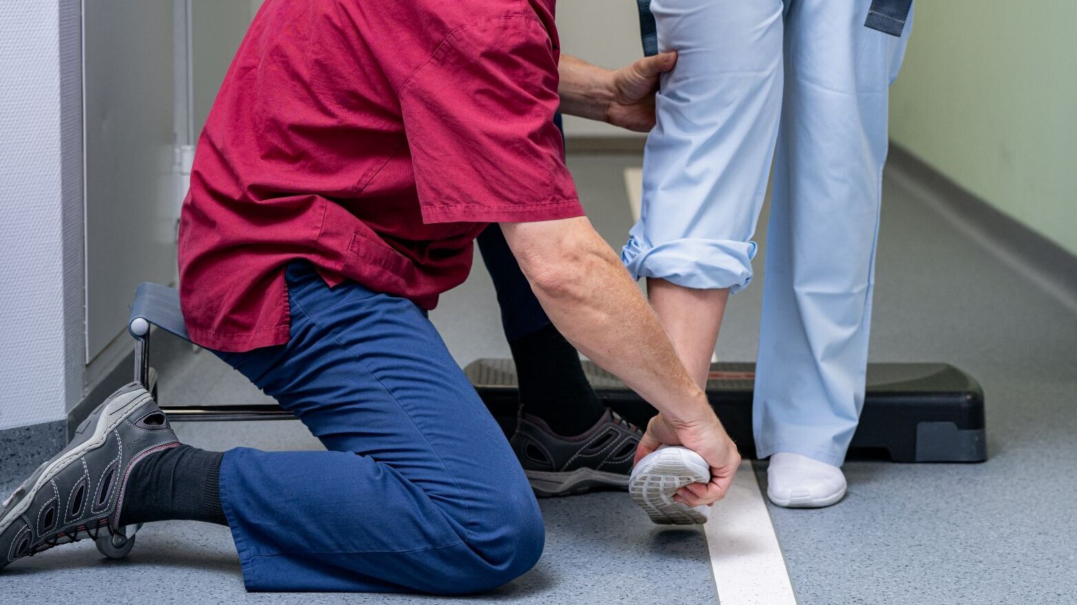 Physiotherapie - Gehübungen mit Patientin