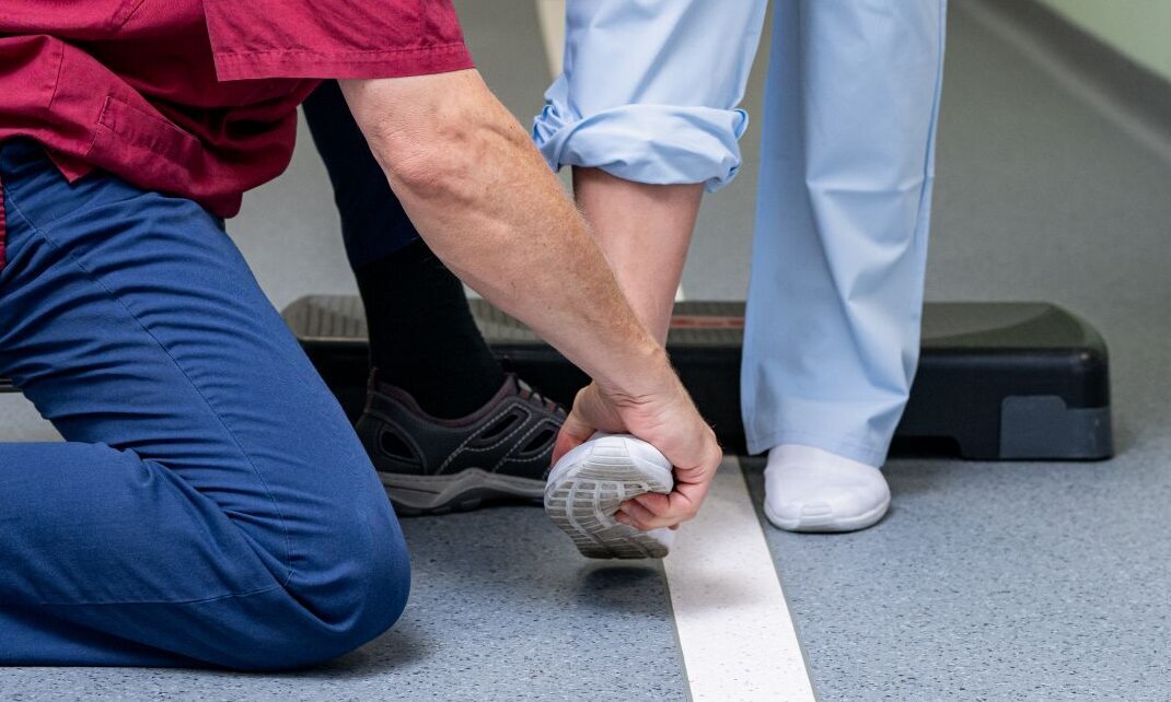 Physiotherapie - Gehübungen mit Patientin