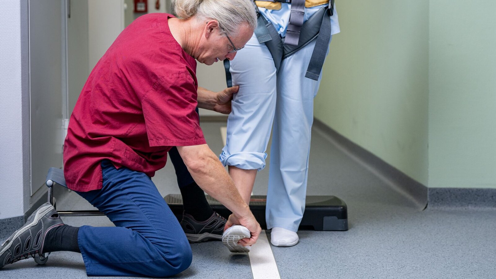 Physiotherapie - Gehübungen mit Patientin